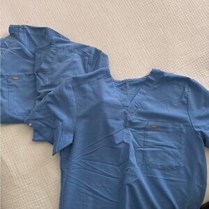 FIGS Men's Ceil Blue V-Neck Scrub Top